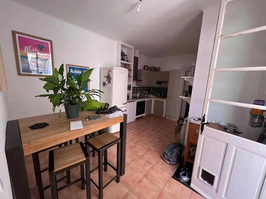 Maison Dans Les Rues Pietonnes Du Vieux Hyeres contacts